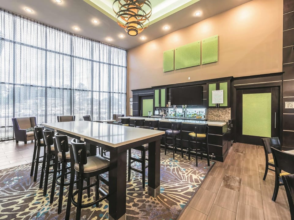 La Quinta Inn & Suites by Wyndham Tyler - University Area Hotel in Tyler
