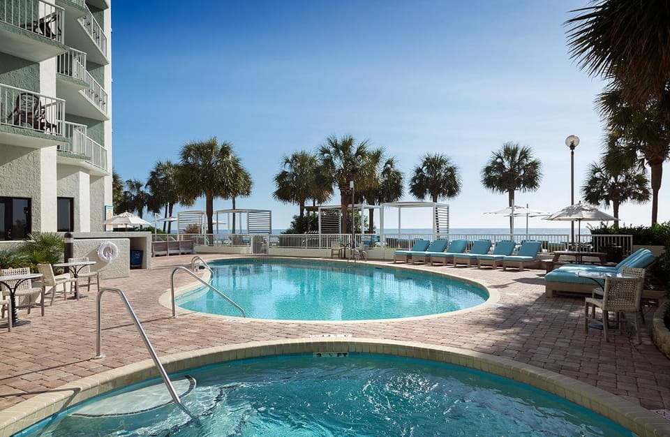 Swimming pool [outdoor]