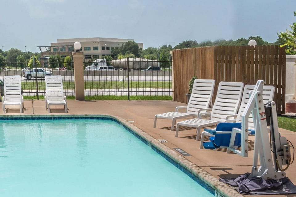 Super 8 By Wyndham San Marcos Hotel in San Marcos