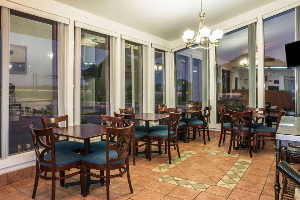 Super 8 By Wyndham San Marcos Hotel in San Marcos