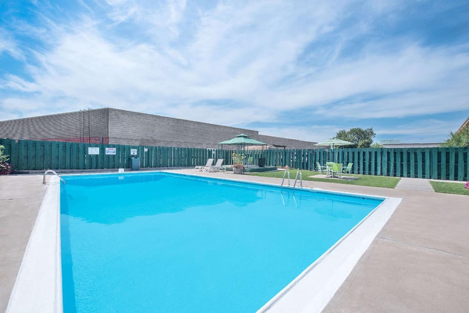 Swimming pool [outdoor]