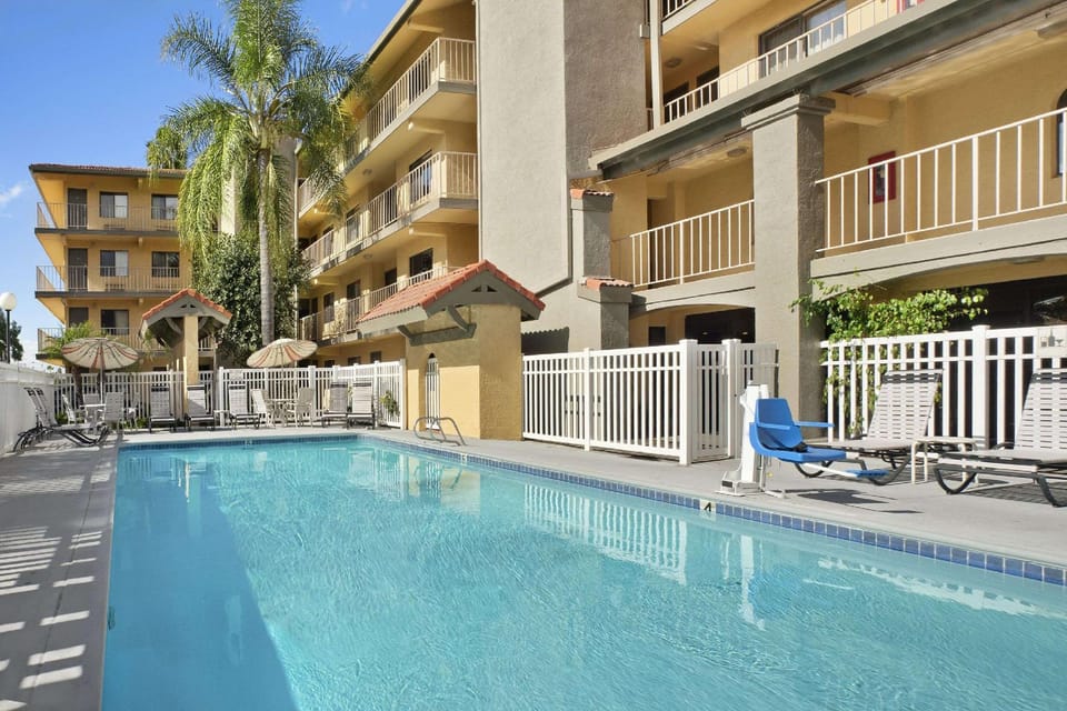 Swimming pool [outdoor]