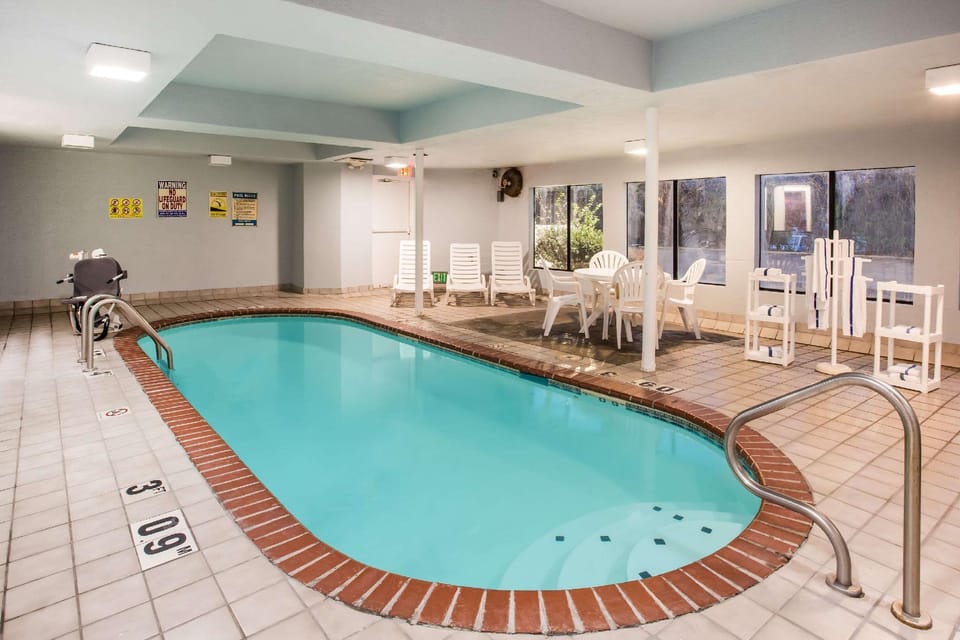 Days Inn by Wyndham Blue Springs Hotel in Blue Springs