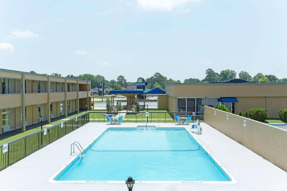 Swimming pool [outdoor]