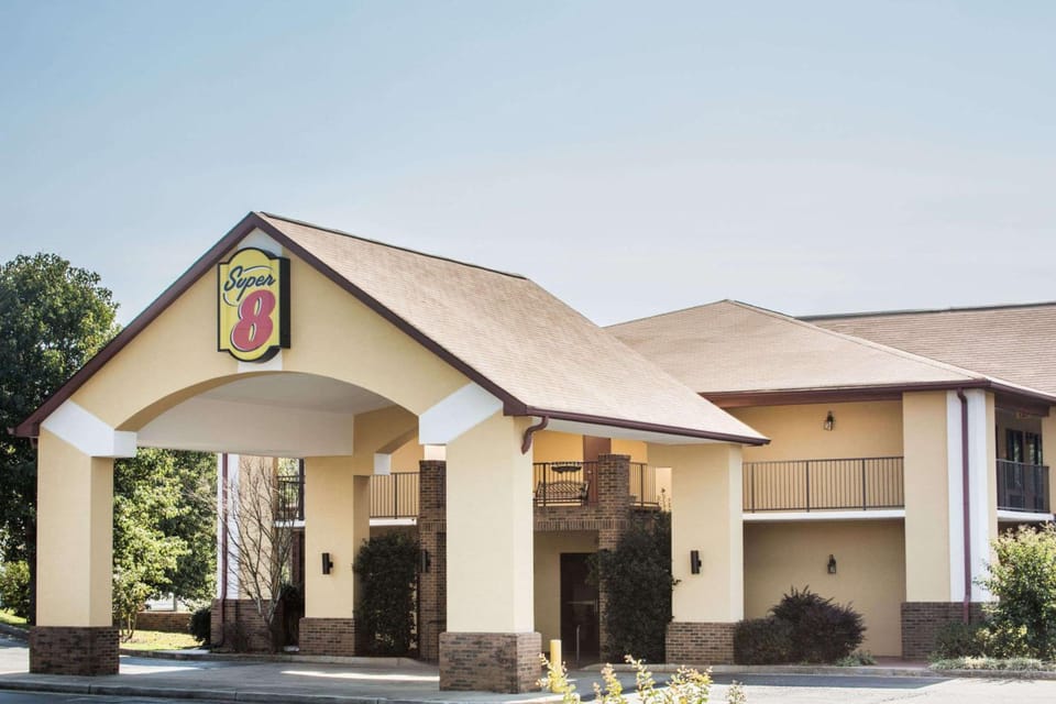Super 8 By Wyndham Lavonia Hotel in Lake Hartwell