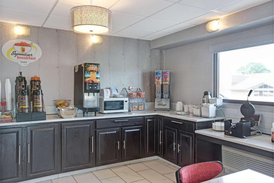 Super 8 By Wyndham Shelby Hotel in Shelby