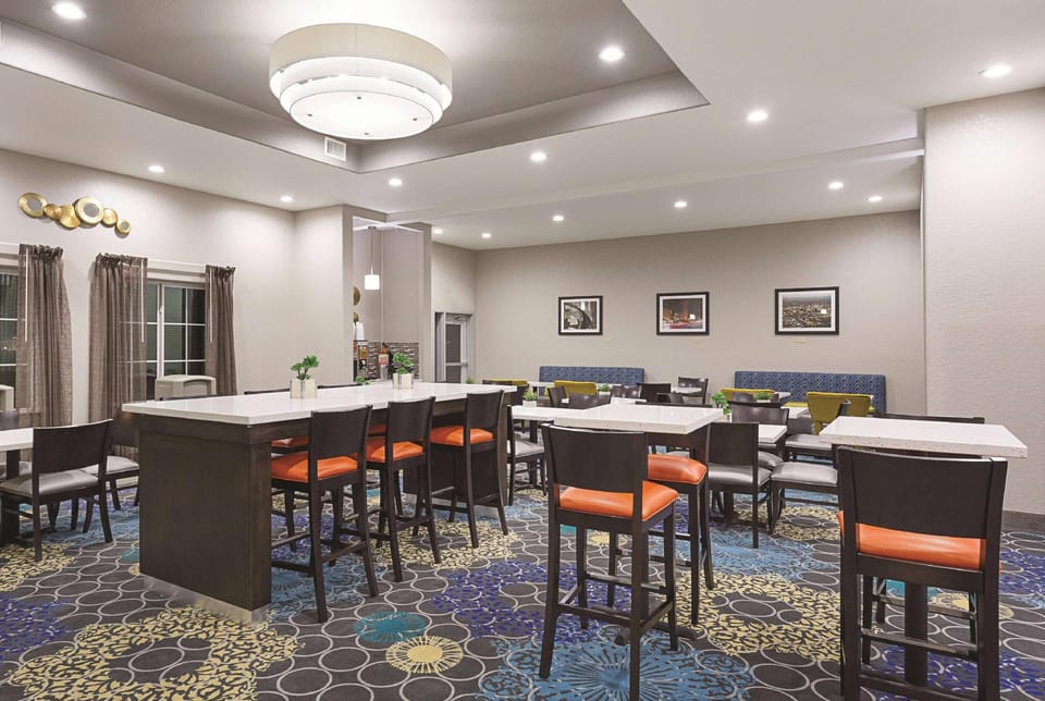 La Quinta Inn & Suites by Wyndham San Antonio Northwest Hotel in San Antonio