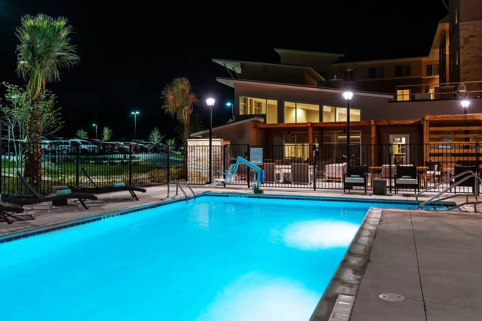 Swimming pool [outdoor]