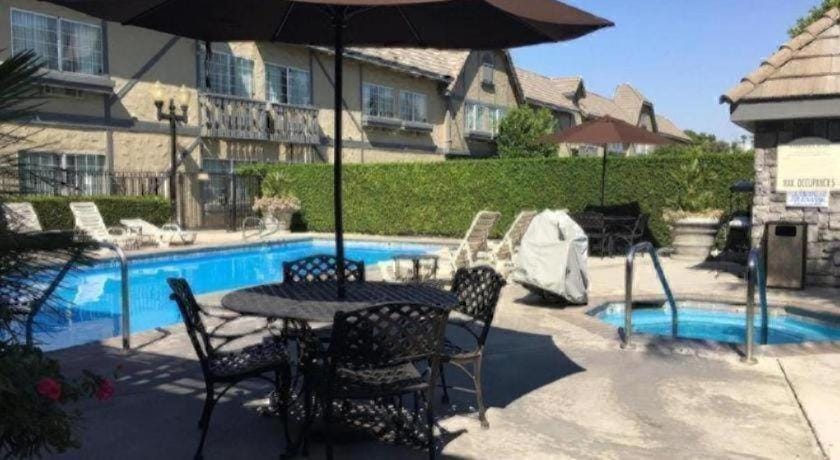 Folk Inn Ontario Airport Hotel in Ontario