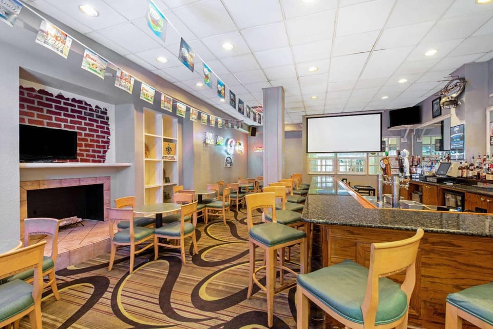 La Quinta Inn & Suites by Wyndham New Orleans Airport Hotel in Kenner