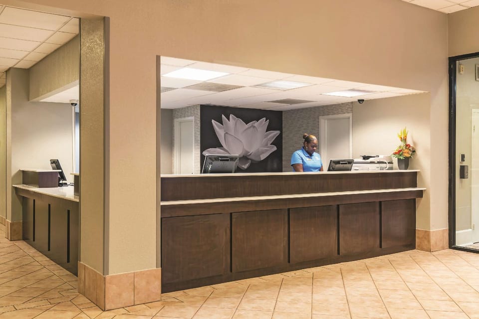La Quinta Inn & Suites by Wyndham New Orleans Airport Hotel in Kenner