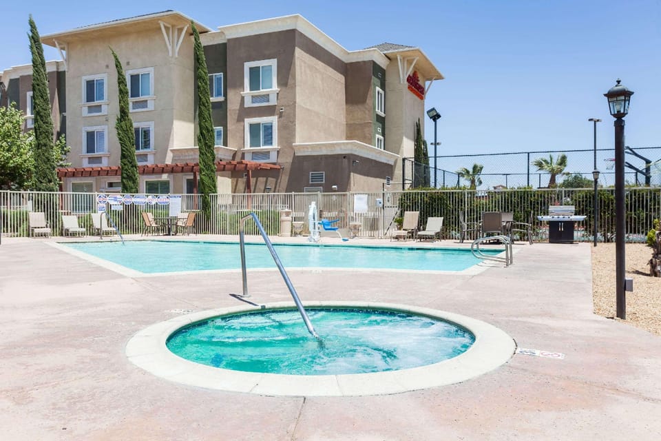 Hawthorn Suites by Wyndham Victorville Hotel in Hesperia