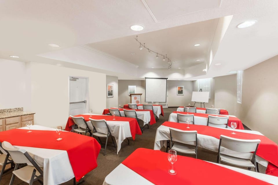 Hawthorn Suites by Wyndham Victorville Hotel in Hesperia