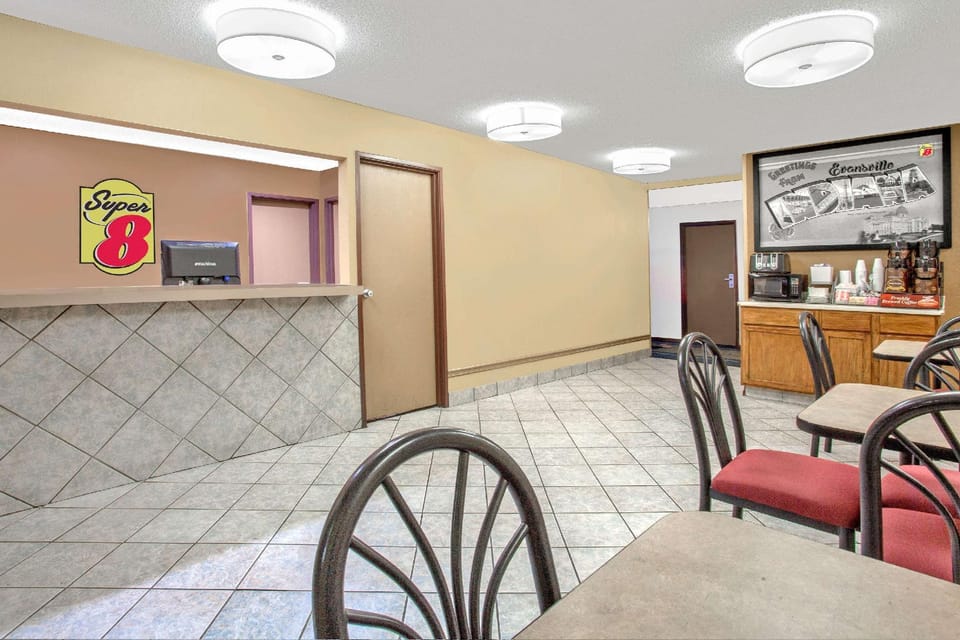 Super 8 By Wyndham Evansville East Hotel in Evansville