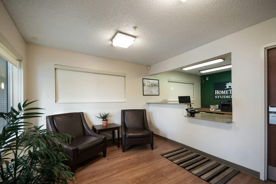 HomeTowne Studios Seattle - Kent/Des Moines Hotel in Des Moines