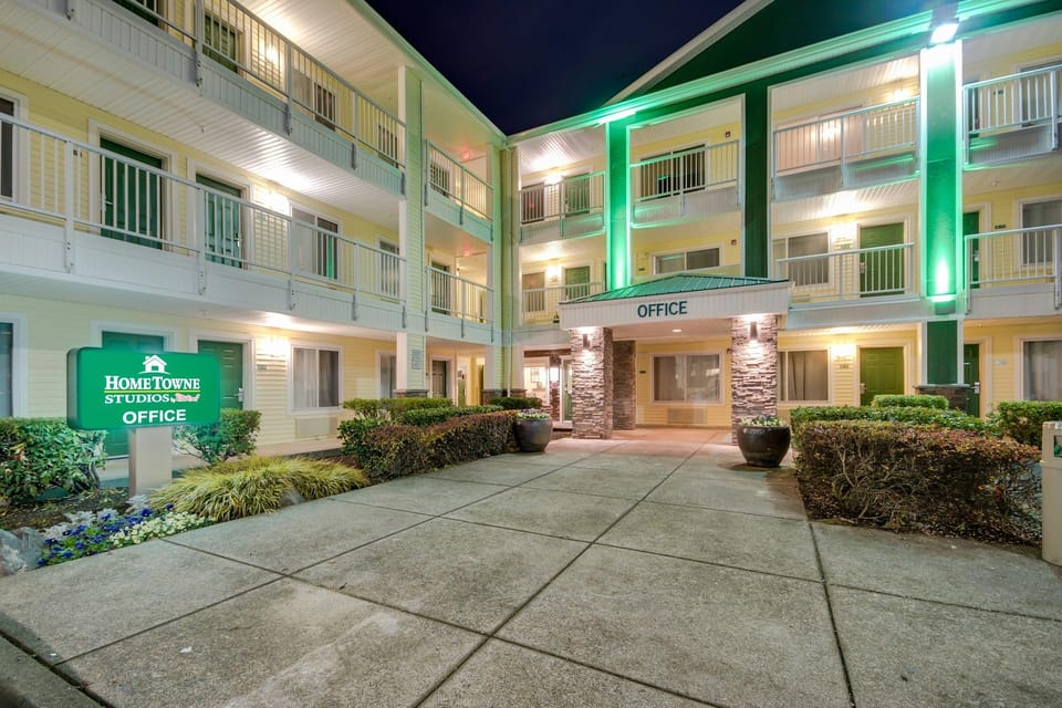 HomeTowne Studios Seattle - Kent/Des Moines Hotel in Des Moines