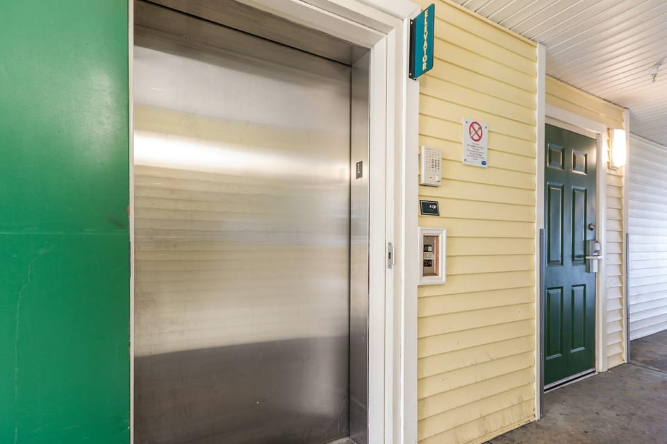 HomeTowne Studios Seattle - Kent/Des Moines Hotel in Des Moines