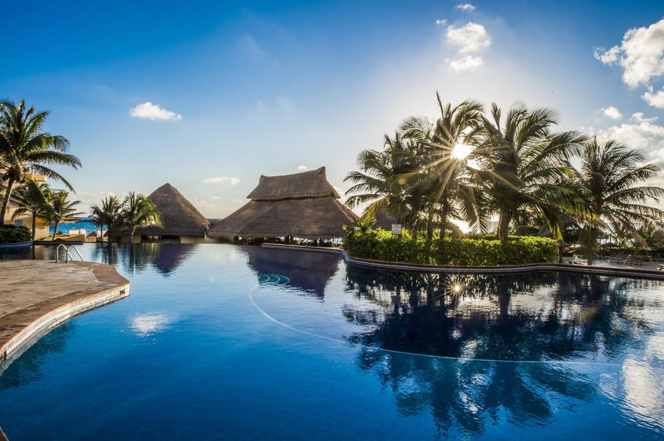 Swimming pool [outdoor]