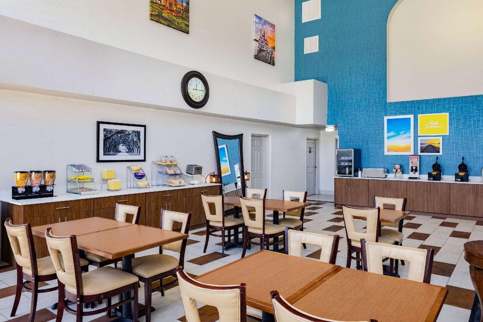 Days Inn & Suites by Wyndham Savannah Midtown Hotel in Savannah
