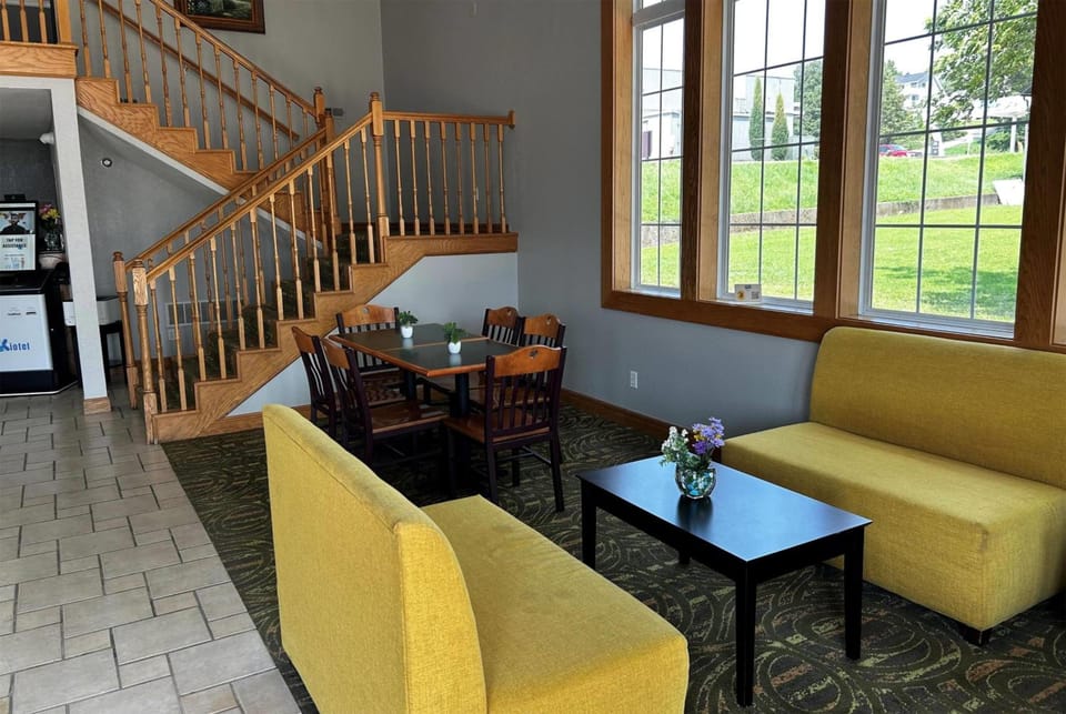 Super 8 By Wyndham Mound City Hotel in Missouri