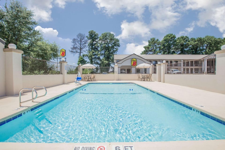 Swimming pool [outdoor]