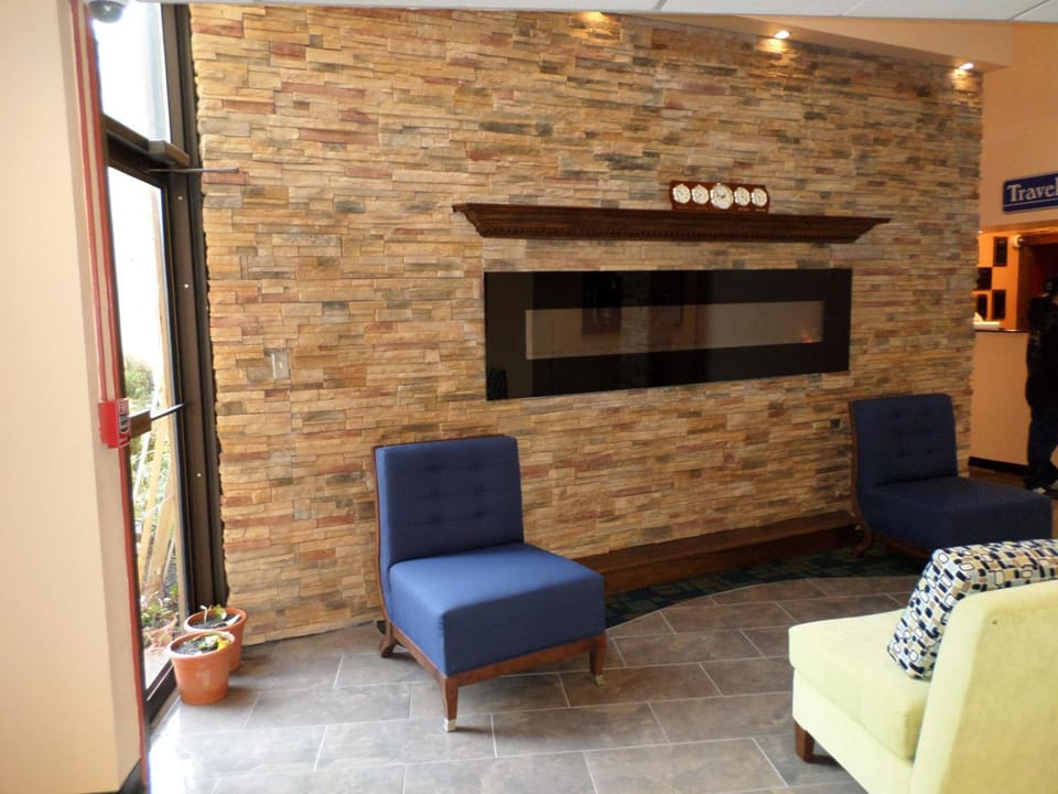 Travelodge by Wyndham Cleveland Lakewood Hotel in Lakewood