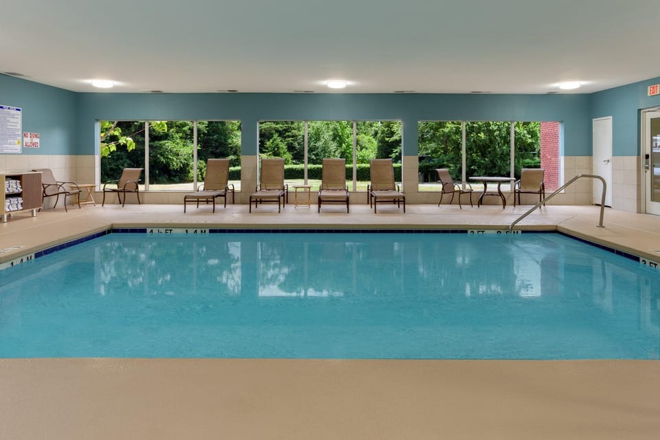 Holiday Inn Express Arrowood By IHG Hotel in Charlotte