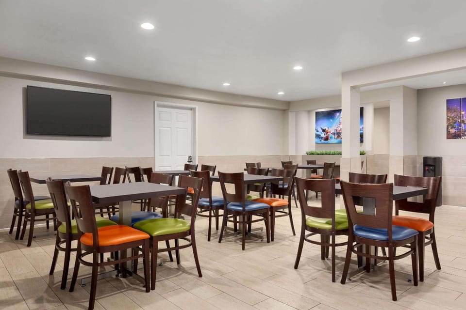 Days Inn & Suites by Wyndham Anaheim At Disneyland Park Hotel in Anaheim
