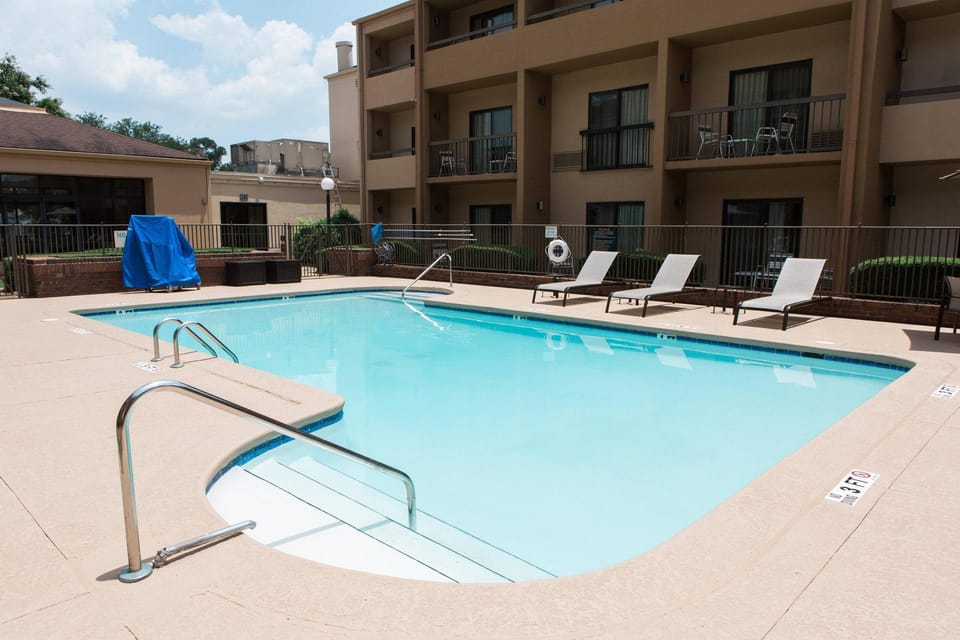 Swimming pool [outdoor]