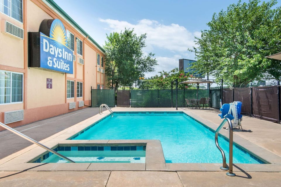 Days Inn & Suites by Wyndham Wichita Hotel in Wichita