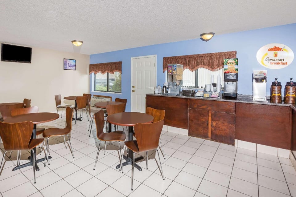 Super 8 By Wyndham Jonesboro Hotel in Jonesboro