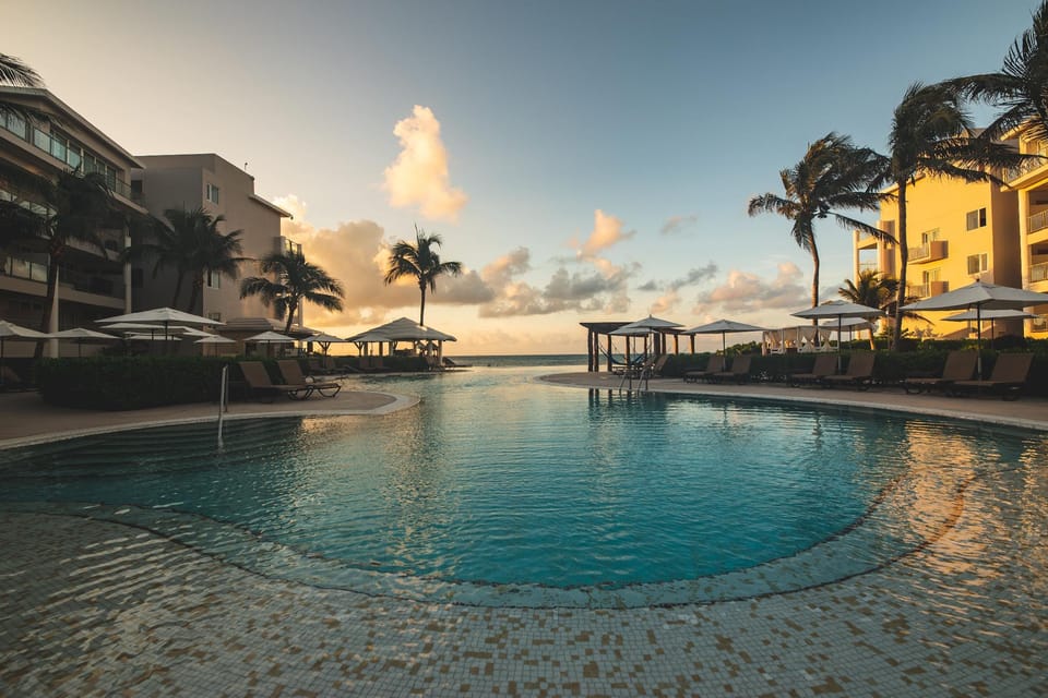 Swimming pool [outdoor]