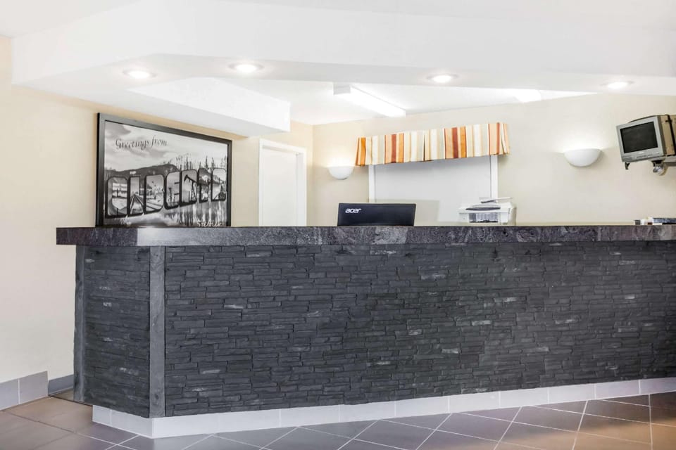 Super 8 By Wyndham Stettler Hotel in Alberta