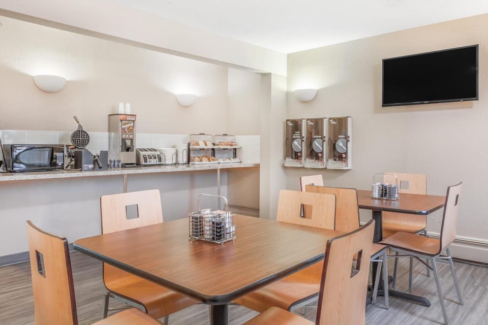 Super 8 By Wyndham Stettler Hotel in Alberta