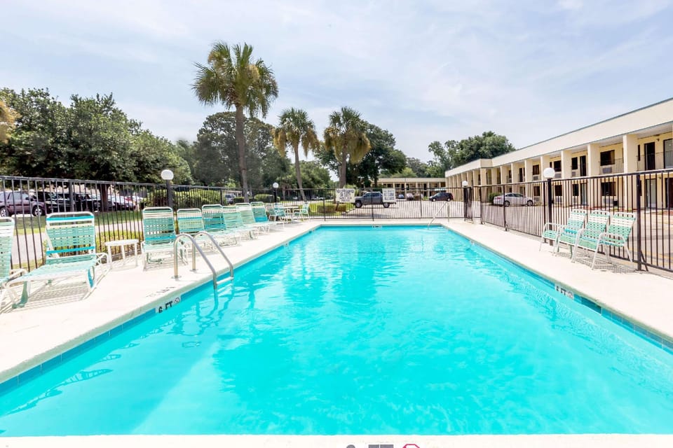 Swimming pool [outdoor]