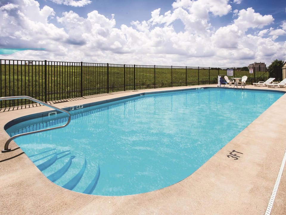 La Quinta Inn & Suites by Wyndham Evansville Hotel in Evansville