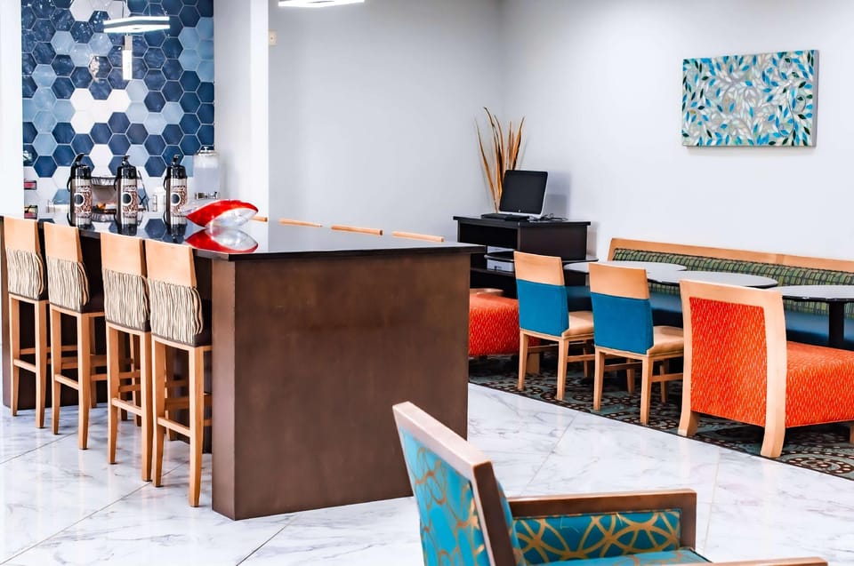 La Quinta Inn & Suites by Wyndham Evansville Hotel in Evansville