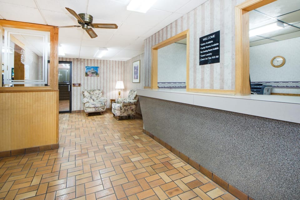 Super 8 By Wyndham Nevada Hotel in Ozark Mountains