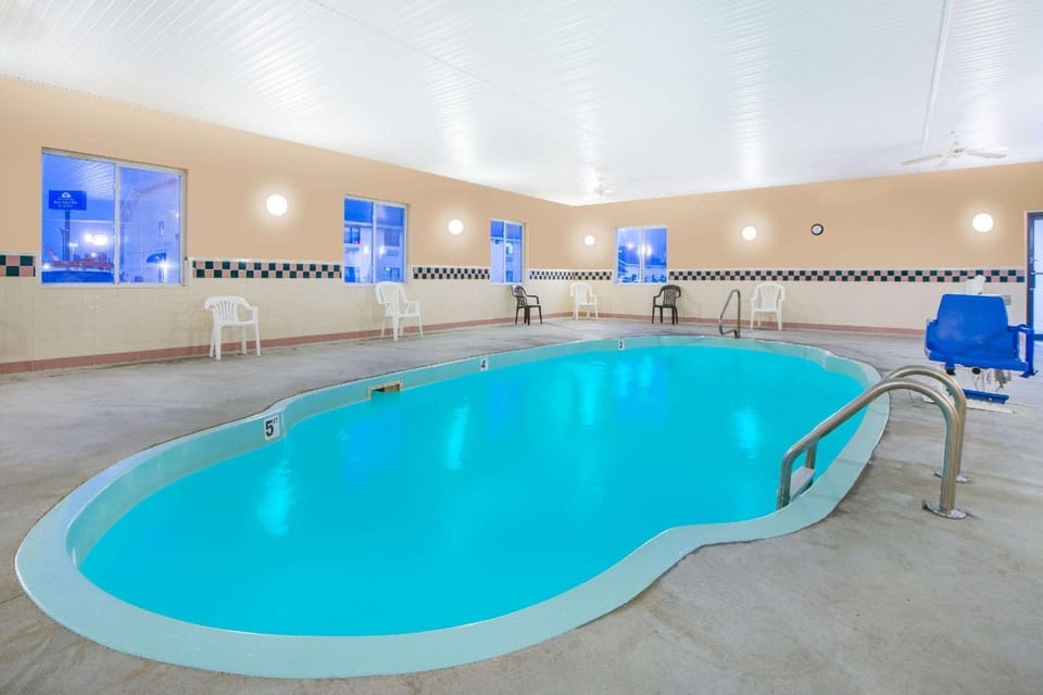 Super 8 By Wyndham Nevada Hotel in Ozark Mountains