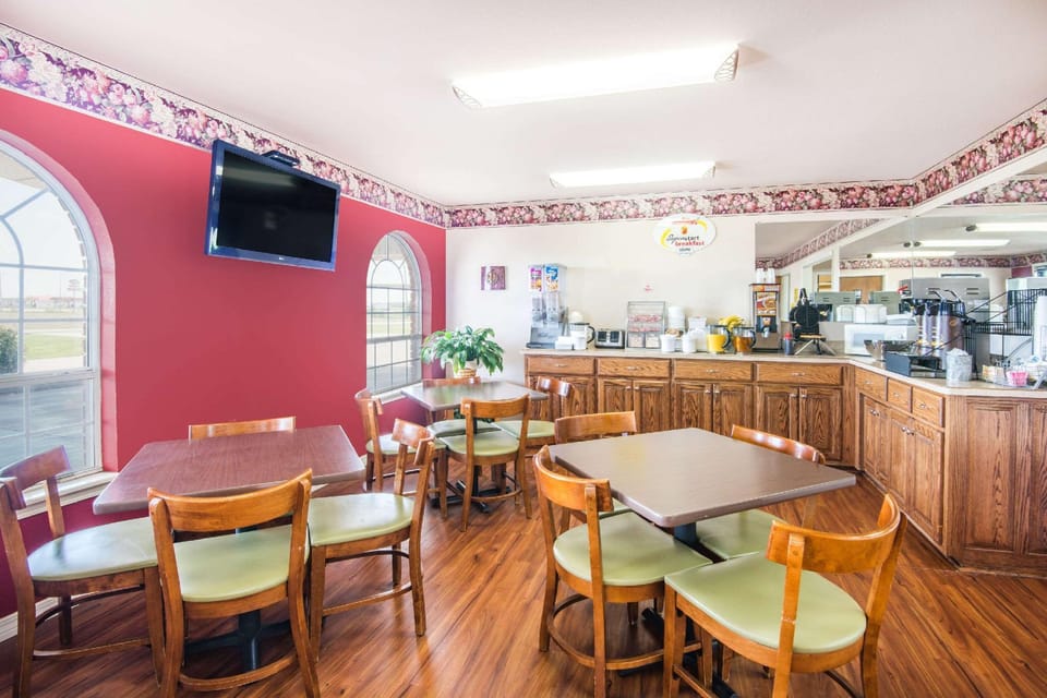 Super 8 By Wyndham Big Cabin/Vinita Area Hotel in Ozark Mountains