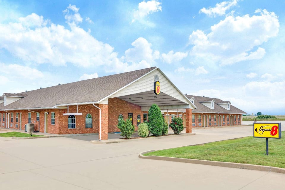 Super 8 By Wyndham Big Cabin/Vinita Area Hotel in Ozark Mountains