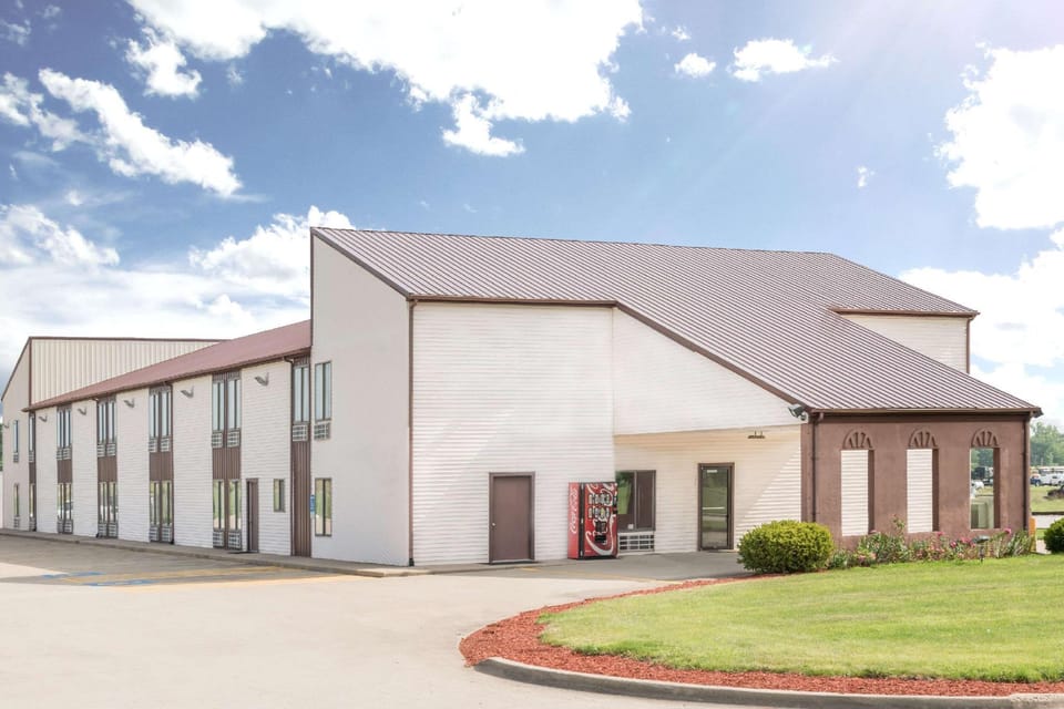 Super 8 By Wyndham Marshall Hotel in Indiana