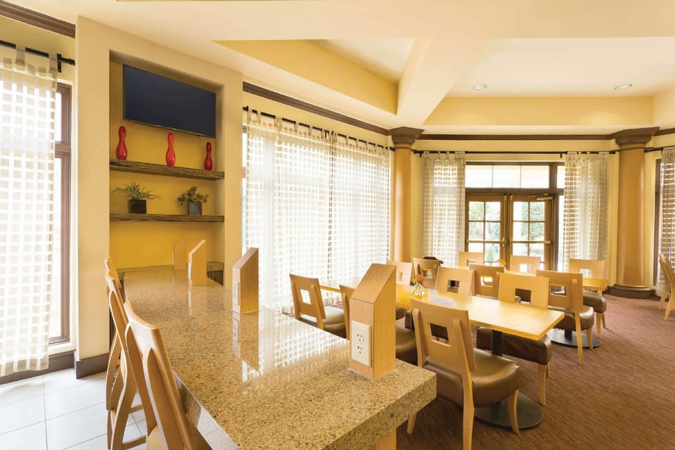 La Quinta Inn & Suites by Wyndham Raleigh/Durham Southpoint Hotel in Cedar Fork