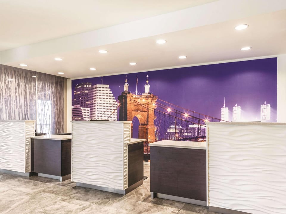La Quinta Inn & Suites by Wyndham Cincinnati Sharonville Hotel in Sharonville