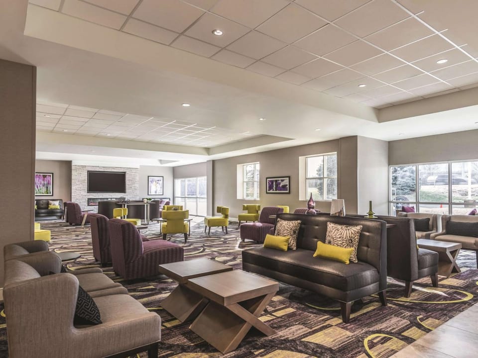 La Quinta Inn & Suites by Wyndham Cincinnati Sharonville Hotel in Sharonville