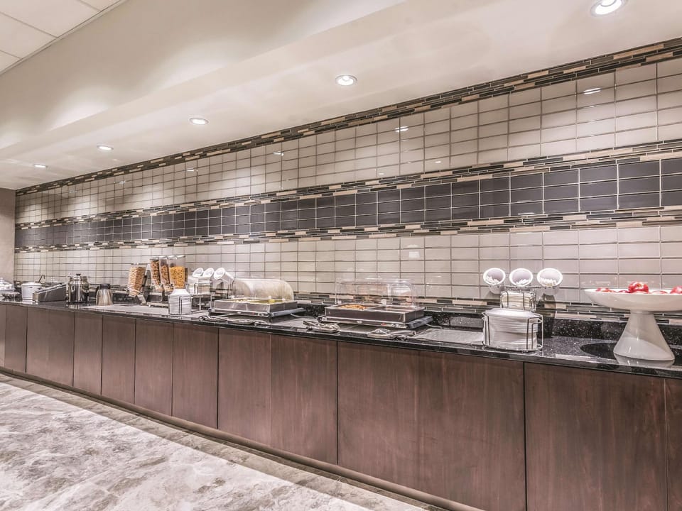 La Quinta Inn & Suites by Wyndham Cincinnati Sharonville Hotel in Sharonville