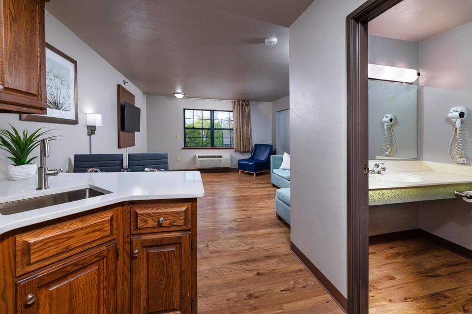 Extended Stay Airport Hotel in Ashwaubenon