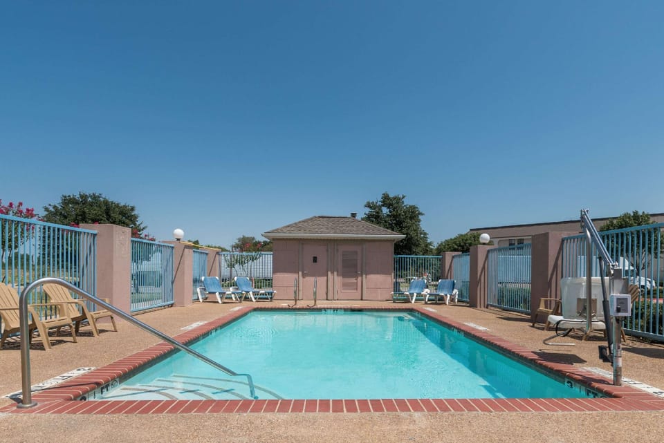Swimming pool [outdoor]