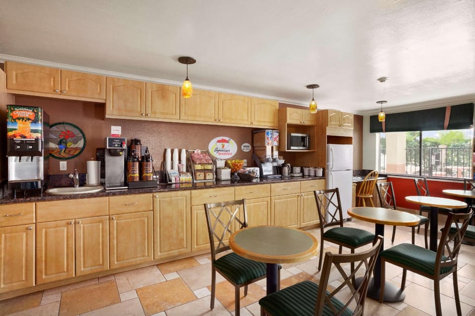 Super 8 By Wyndham Indio Hotel in La Quinta