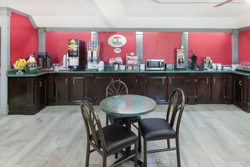 Super 8 By Wyndham Kingsville Hotel in Kingsville